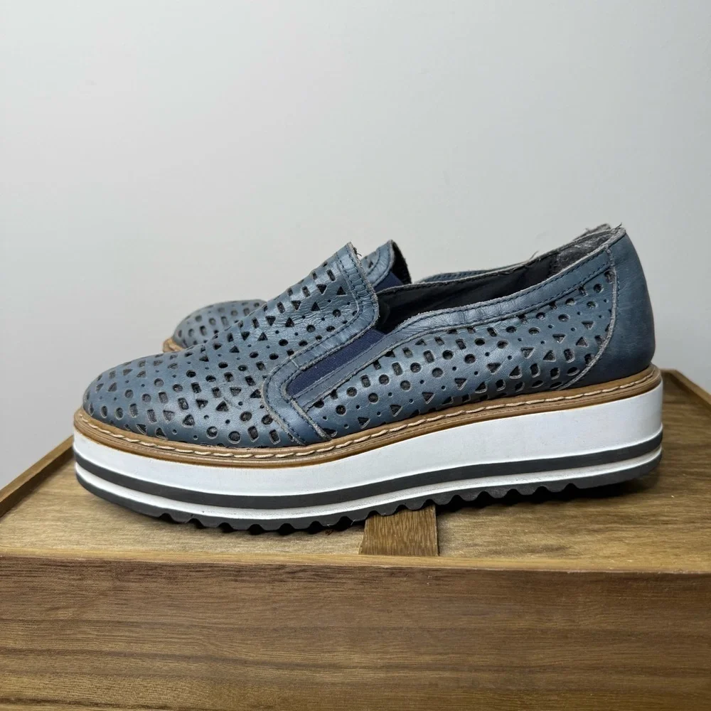 Summit by White Mountain Braxton platform slip-on shoe in blue leather